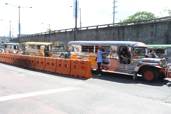 MANILA - 17 MAI : jeepneys colorés connus pour leur siège bondé — Photo