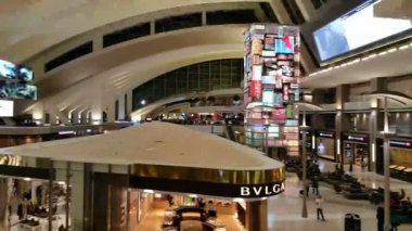 Los Angeles, Abd - Kas 7, 2015: Los Angeles Uluslararası Havaalanı'nın gelen alan (Lax) , Los Angeles ziyaretçiler için birçok lüks mağazalar ile en işlek havaalanı biridir, Kasım 7, 2015.