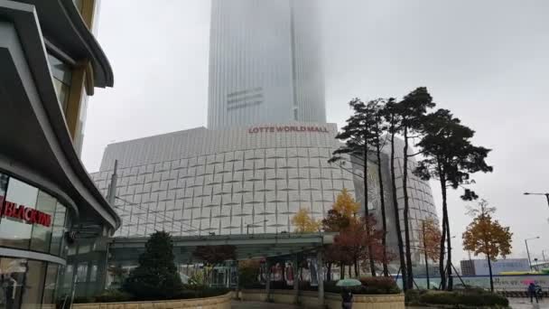 SEOUL - KOREA, NOV 14: Lotte World Tower é um arranha-céu superalto de 123 andares em construção. Uma vez concluído, será o quinto edifício mais alto do mundo em Seul, Coréia, em 14 de novembro de 2015 — Vídeo de Stock