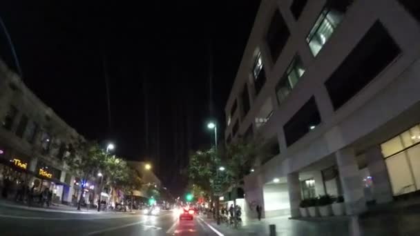 LOS ÁNGELES - Estados Unidos, 7 NOV: Hermosa vista nocturna de las calles de Santa Mónica en Los Ángeles, California el 7 de noviembre de 2015 . — Vídeo de stock