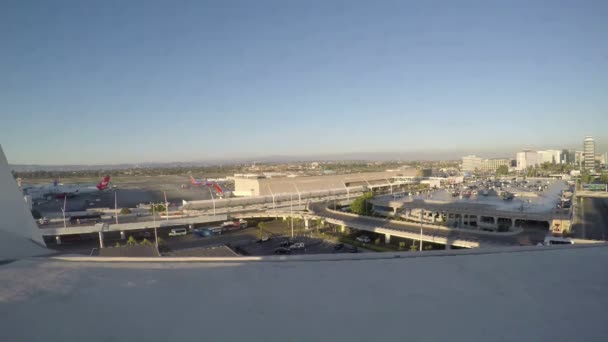 Los Angeles-nov 14: LAX Airport op 14 nov 2015 in Los Angeles, Californië. Lax is de derde meeste vliegtuigbewegingen ter wereld. — Stockvideo