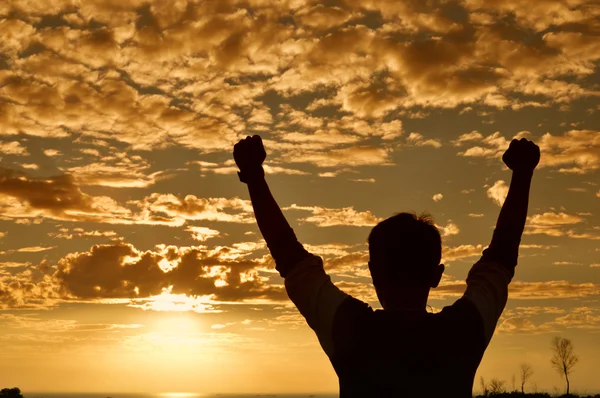 Silhouette di un uomo al crepuscolo — Foto Stock