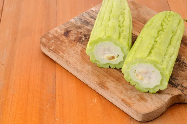 Melón amargo a bordo picado en la mesa de madera — Foto de Stock