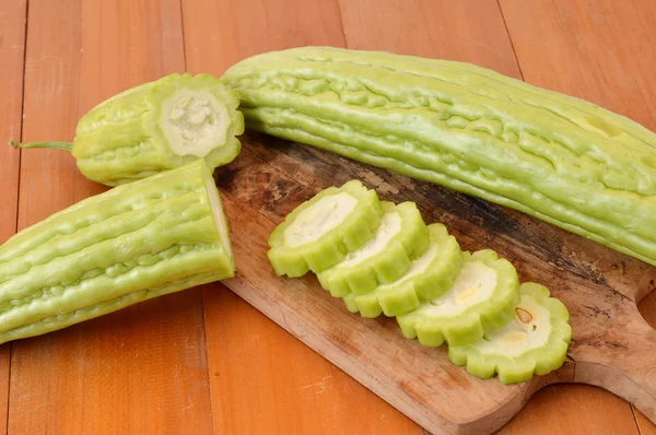 Melón amargo a bordo picado en la mesa de madera — Foto de Stock