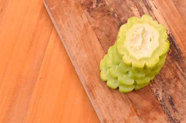 Melón amargo a bordo picado en la mesa de madera — Foto de Stock