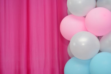 boş pembe perde arka plan karede balonlar