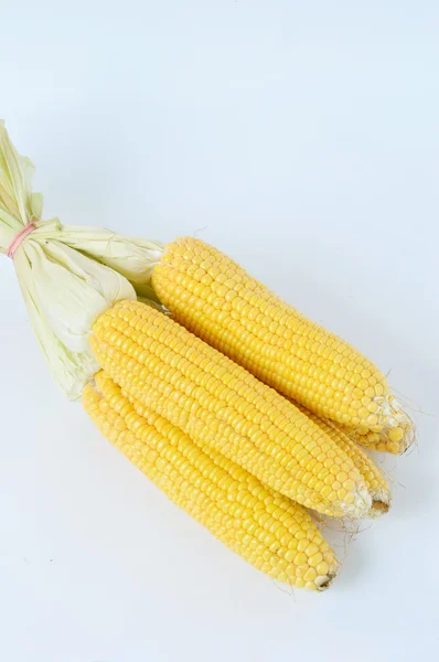 Pedaços de milho no fundo branco — Fotografia de Stock
