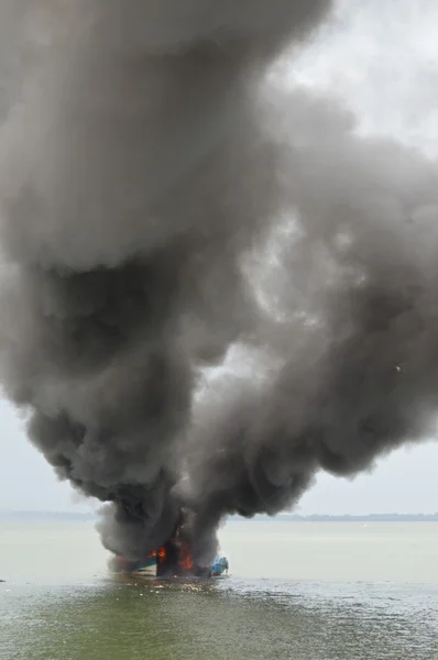 Explosions bateau de pêche — Photo