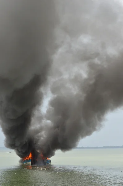 Explosions bateau de pêche — Photo