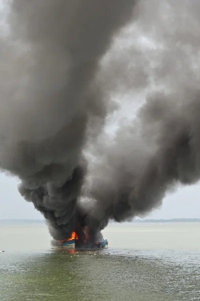 Explosions bateau de pêche — Photo