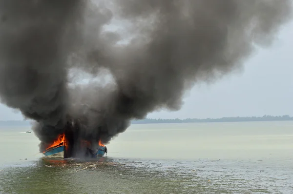 Explosions bateau de pêche — Photo