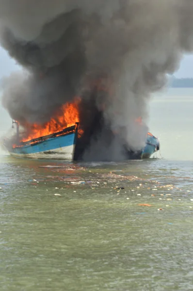 Explosions bateau de pêche — Photo