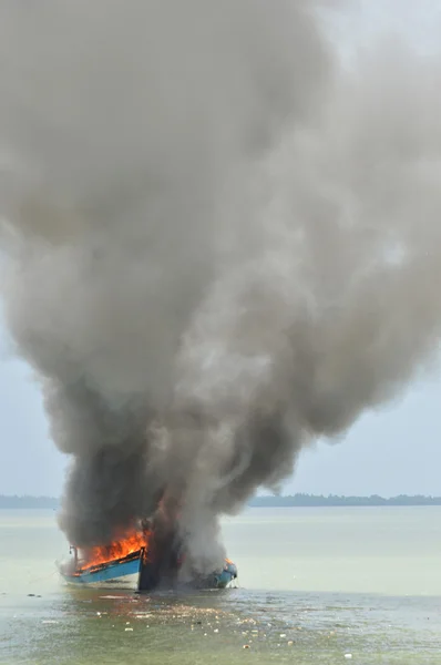 Esplosioni barca da pesca — Foto Stock