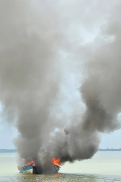Balıkçı teknesi patlamalar — Stok fotoğraf
