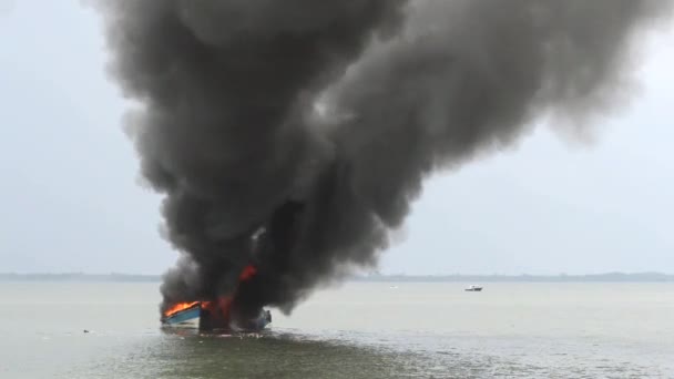 Explosiones barco de pesca — Vídeos de Stock
