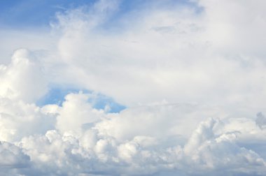 Mavi gökyüzündeki bulutların genişliği