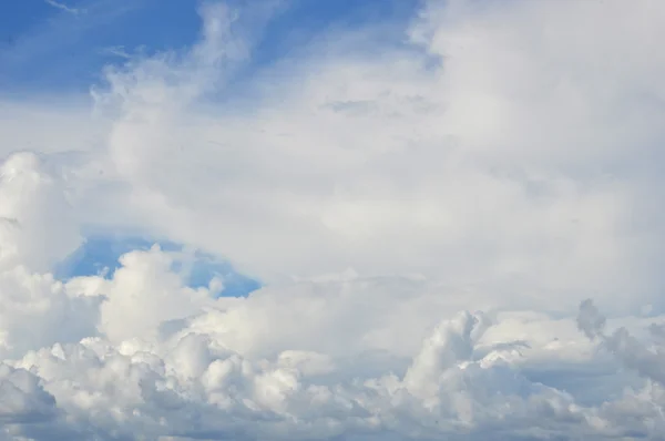 Ekspansja chmur na błękitnym niebie — Zdjęcie stockowe