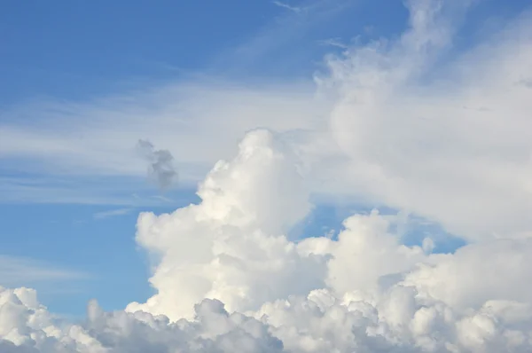 Extensión de nubes en el cielo azul —  Fotos de Stock