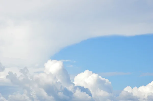 Extensión de nubes en el cielo azul —  Fotos de Stock