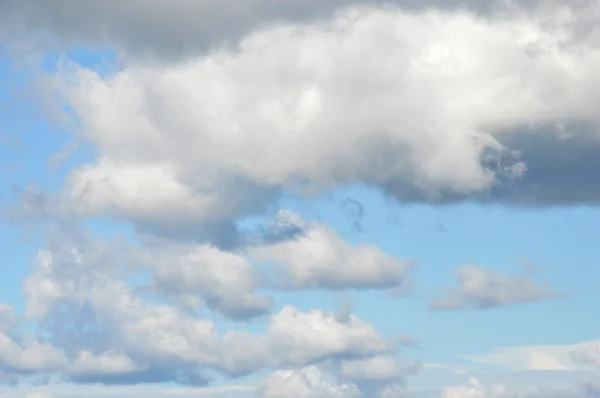 青い空に雲が広がり — ストック写真