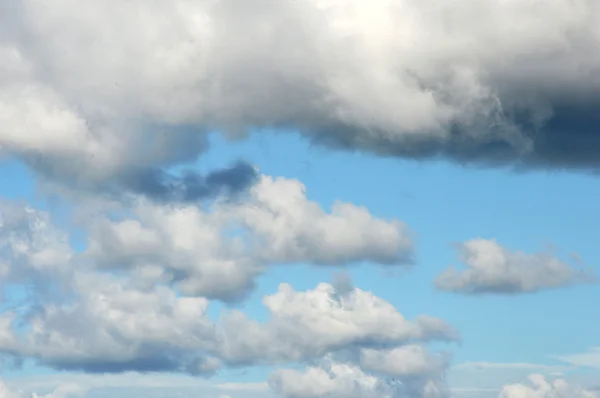 青い空に雲が広がり — ストック写真