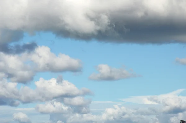 Vidsträckta moln i den blå himlen — Stockfoto