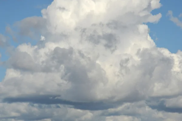 青い空に雲が広がり — ストック写真