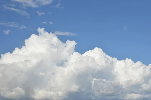 Extensión de nubes blancas en el cielo —  Fotos de Stock