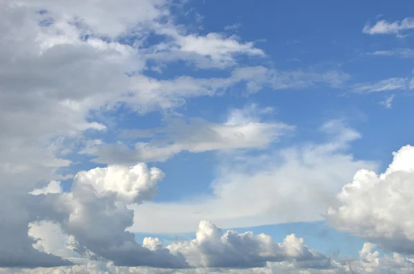 Distesa di nuvole bianche sul cielo — Foto Stock