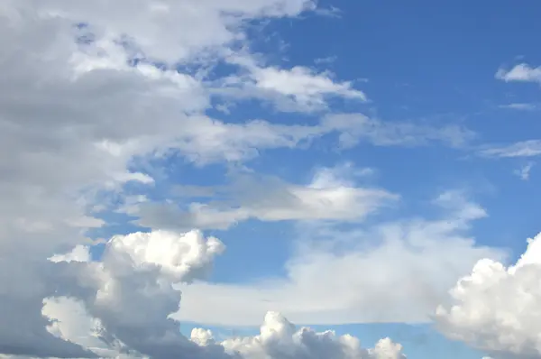 白い雲が空に広がり — ストック写真