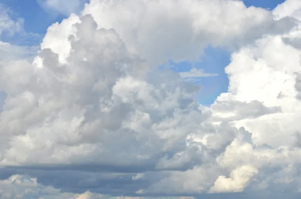 Beyaz bulutlar gökyüzü üzerinde Genişlik — Stok fotoğraf