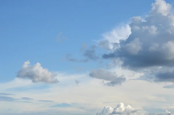 白い雲が空に広がり — ストック写真
