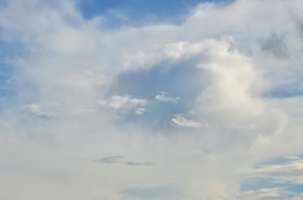 Extensión de nubes blancas en el cielo — Foto de Stock