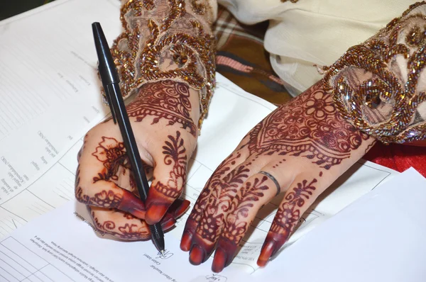 Henna On Hands Of Indonesian Wedding Bride — Stock Photo, Image