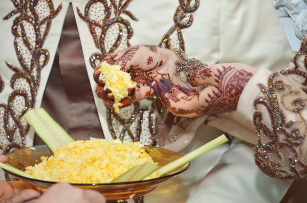 インドネシア結婚式の花嫁の手にヘナします。 — ストック写真