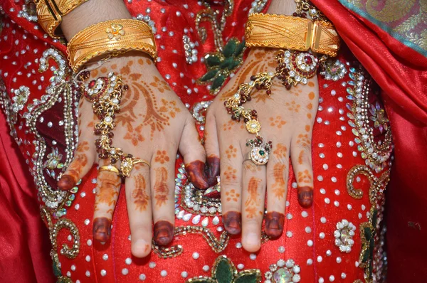 Henna nas mãos da noiva de casamento indonésia — Fotografia de Stock