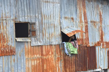 Eski çinko duvar arka plan yanan evin geri kalanı