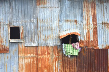 Eski çinko duvar arka plan yanan evin geri kalanı