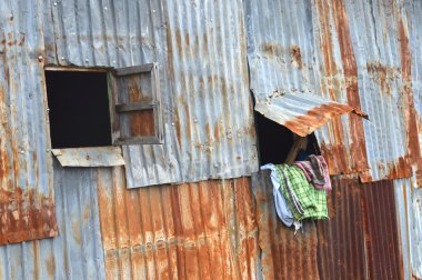 Eski çinko duvar arka plan yanan evin geri kalanı