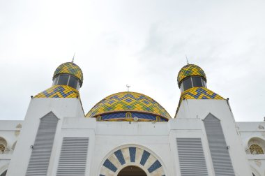 Mavi gökyüzüne karşı cami kubbesi.
