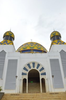 Mavi gökyüzüne karşı cami kubbesi.