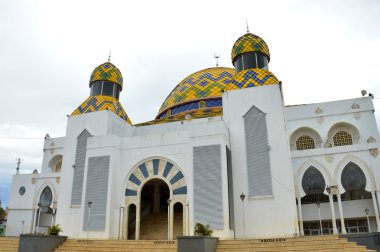Mavi gökyüzüne karşı cami kubbesi.