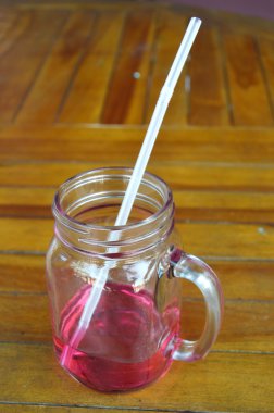 çilek şurubu içiyor