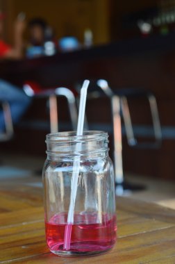 çilek şurubu içiyor