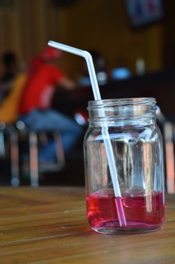 çilek şurubu içiyor