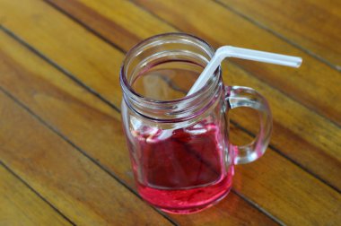 çilek şurubu içiyor