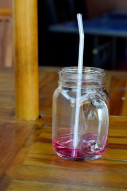 çilek şurubu içiyor