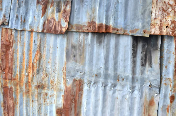 Stary tło ściana cynku o reszty z płonącego domu — Zdjęcie stockowe