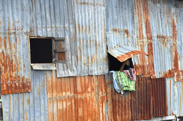 Viejo fondo de pared de zinc en el resto de la casa en llamas — Foto de Stock