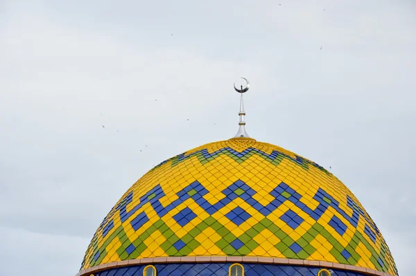 Le dôme de la mosquée contre le ciel bleu — Photo